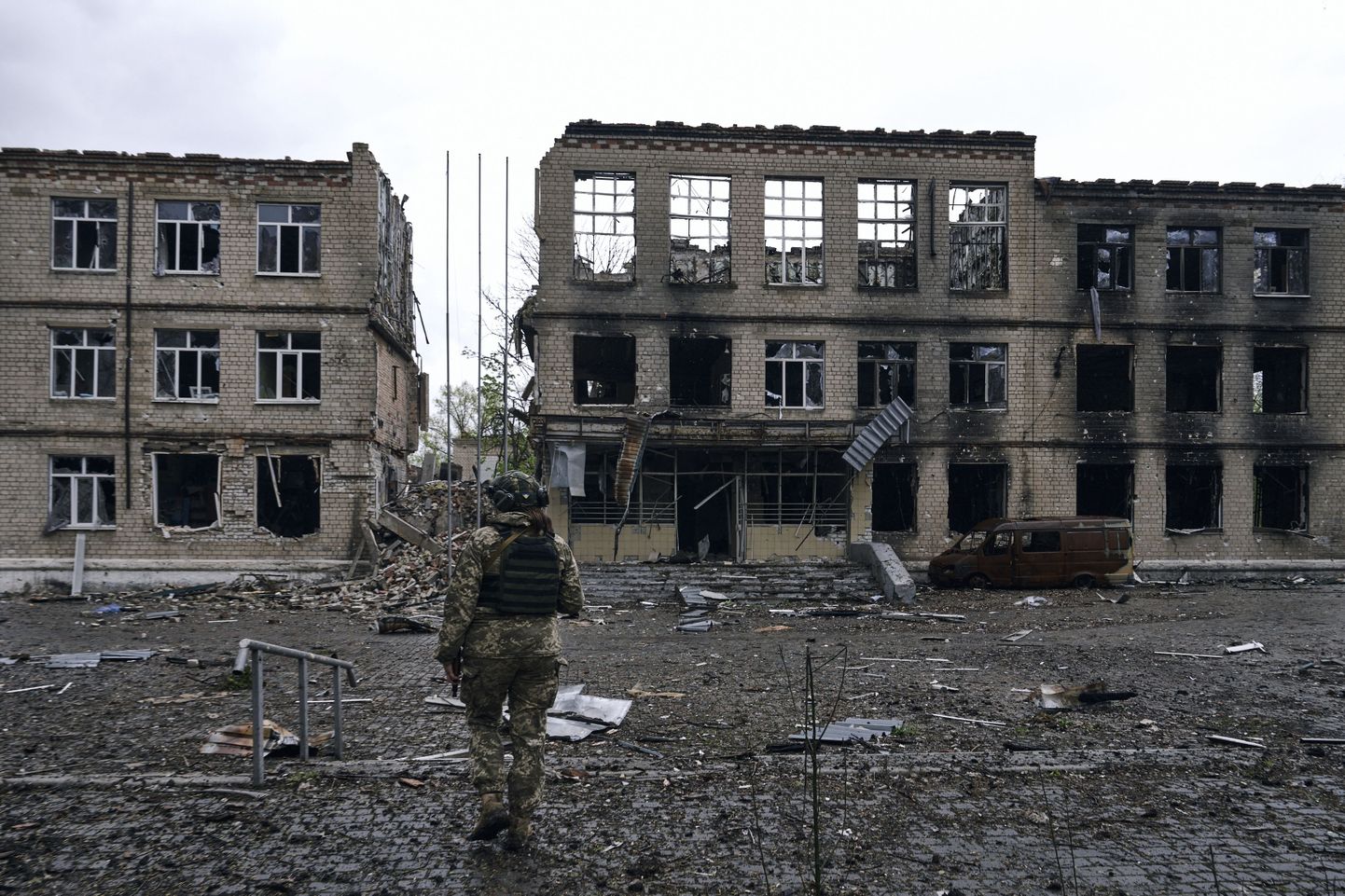 Украинский солдат идет в Авдеевку, место тяжелых боев с российскими войсками в Донецкой области, Украина, вторник, 25 апреля 2023 года.