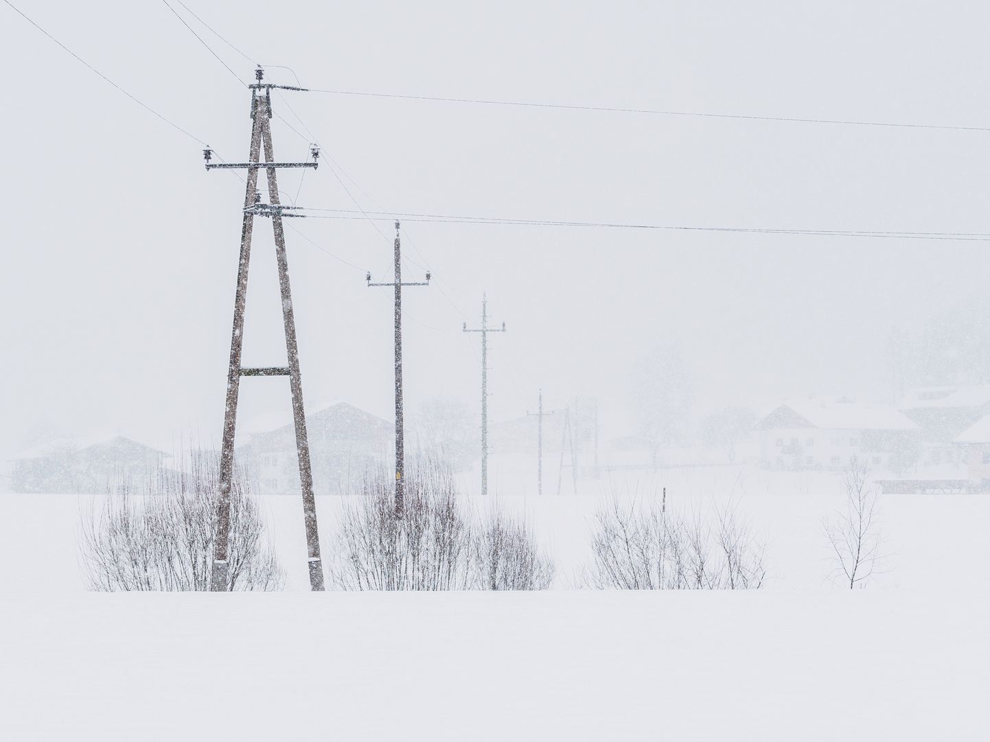 Линии электропередач зимой. Иллюстративное фото