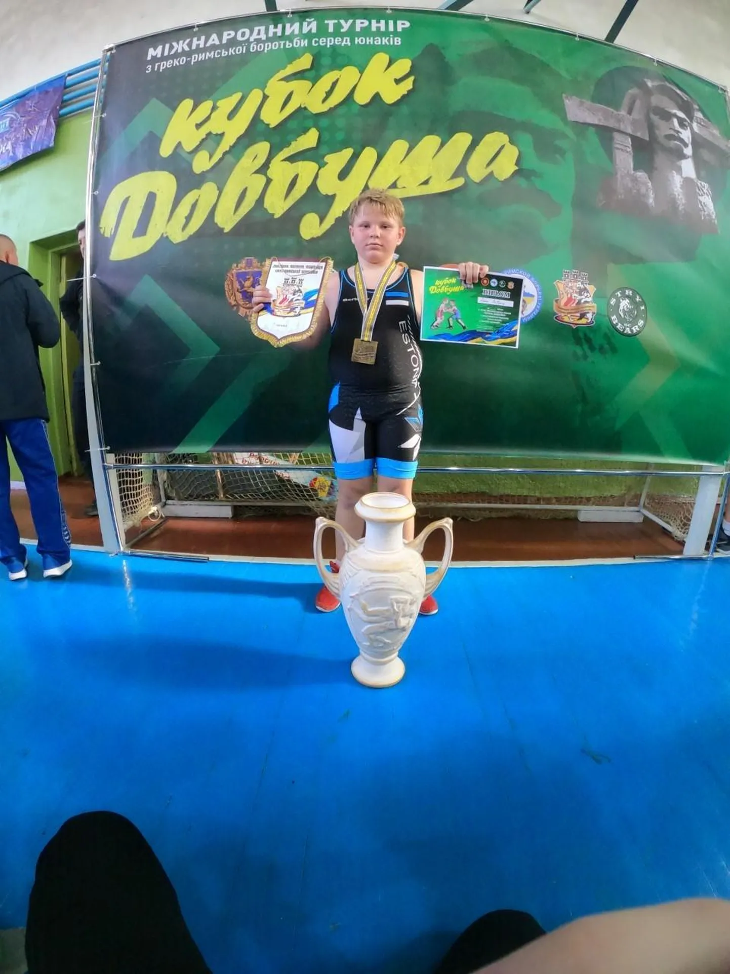 Aron Lavrits auhinnaga Ukrainas.