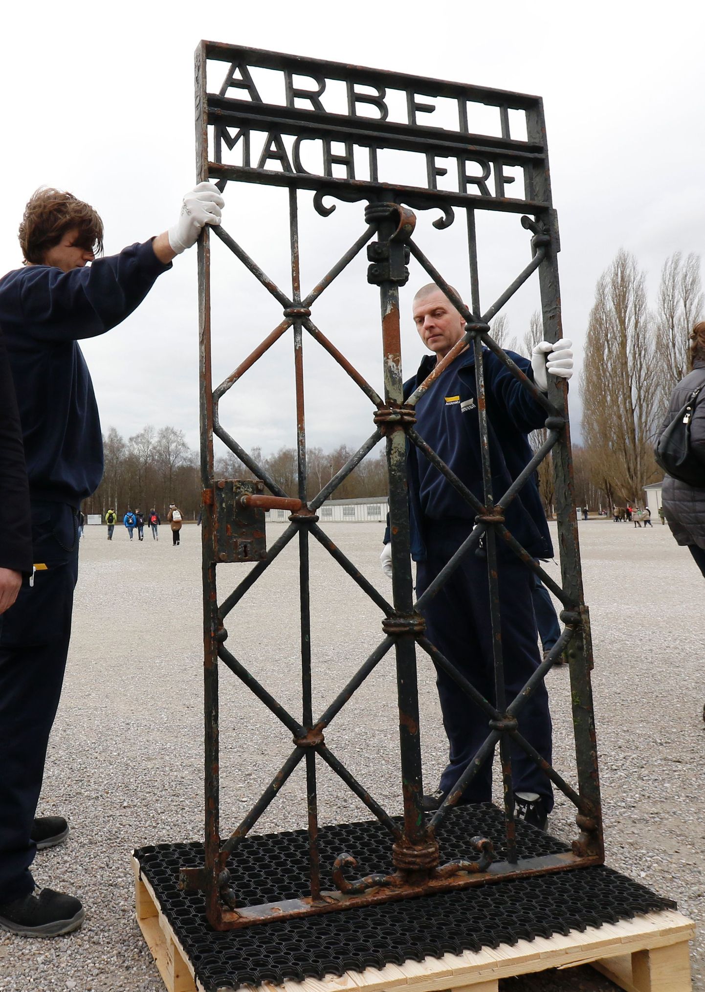«Töö teeb vabaks» – kuulus Dachau surmalaagri värav.