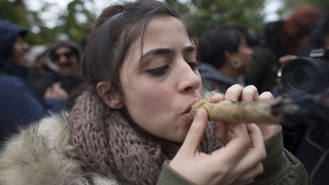 Naine suitsetab Torontos legaliseerimispeol kanepit. 17. oktoober, 2018. Naine suitsetab Torontos legaliseerimispeol kanepit. 17. oktoober, 2018.