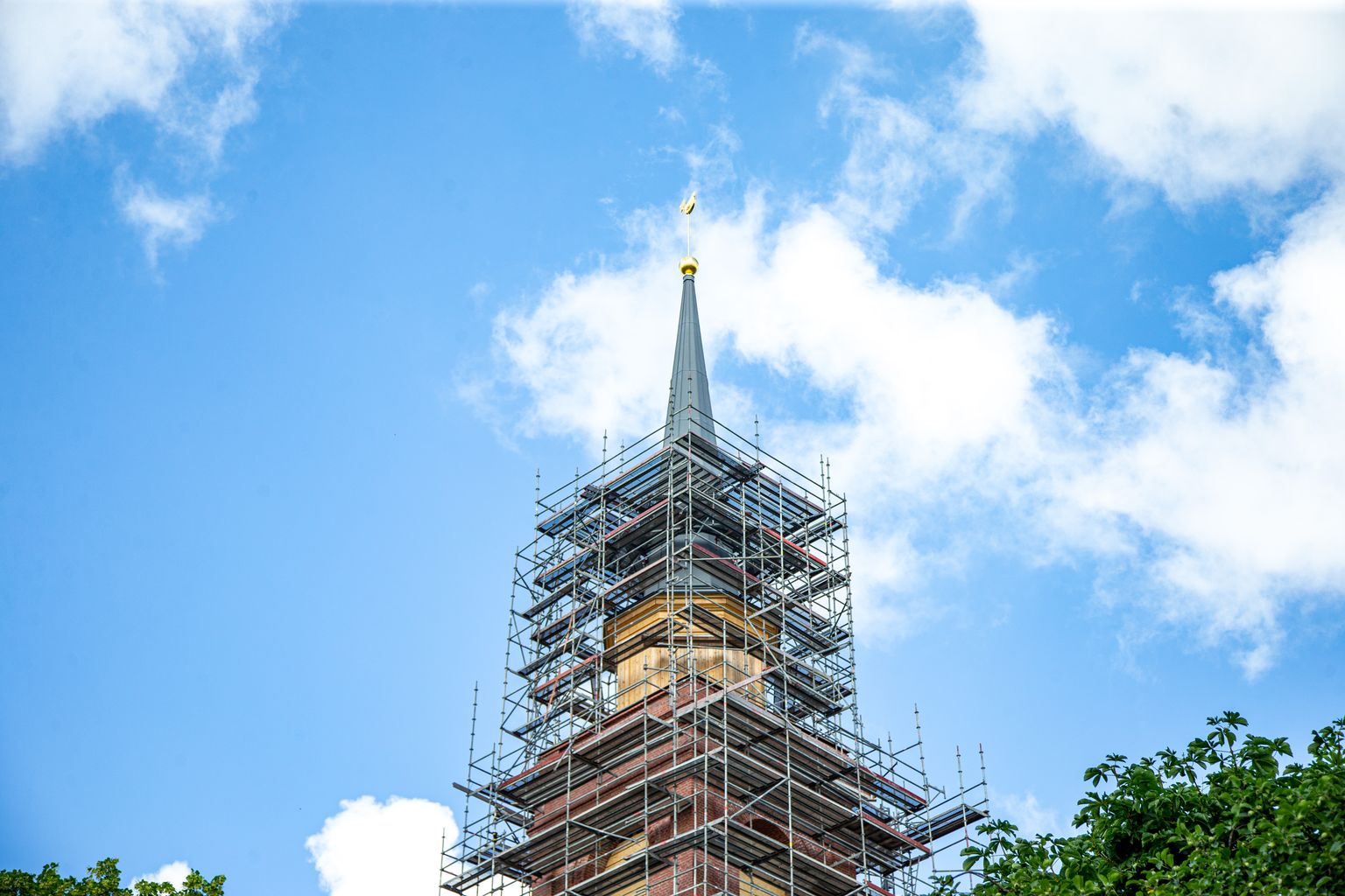Maarja kiriku uute tornikellade pühitsus ja ülessetõstmine.