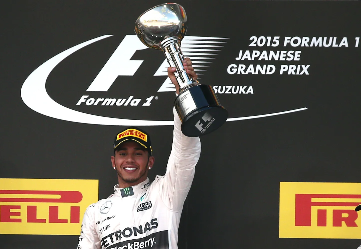 Lewis Hamilton Jaapani GP võidukarikaga.