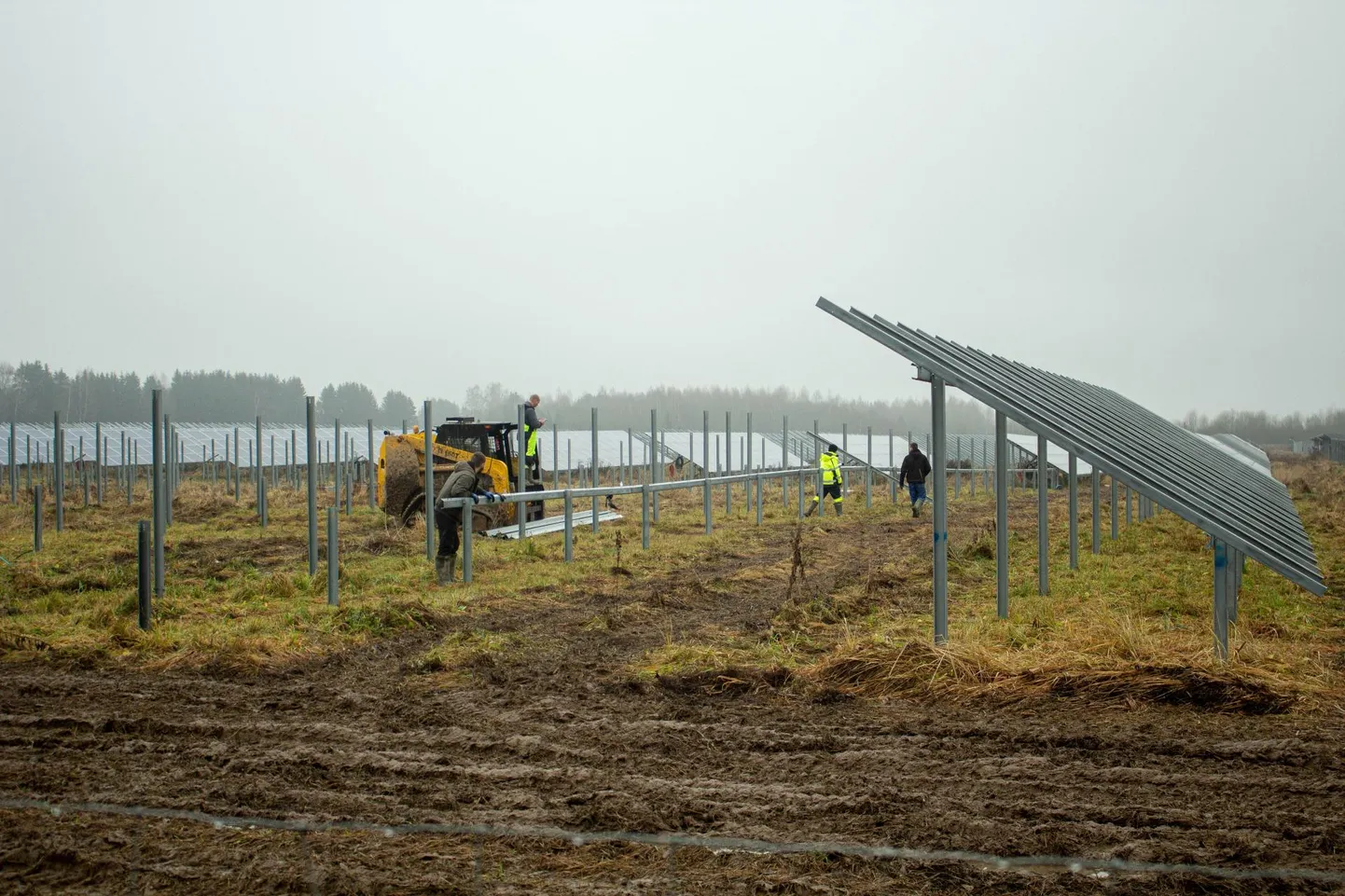Laienev päikesepark asub Valga–Tõrva tee ääres kohe Valga külje all.