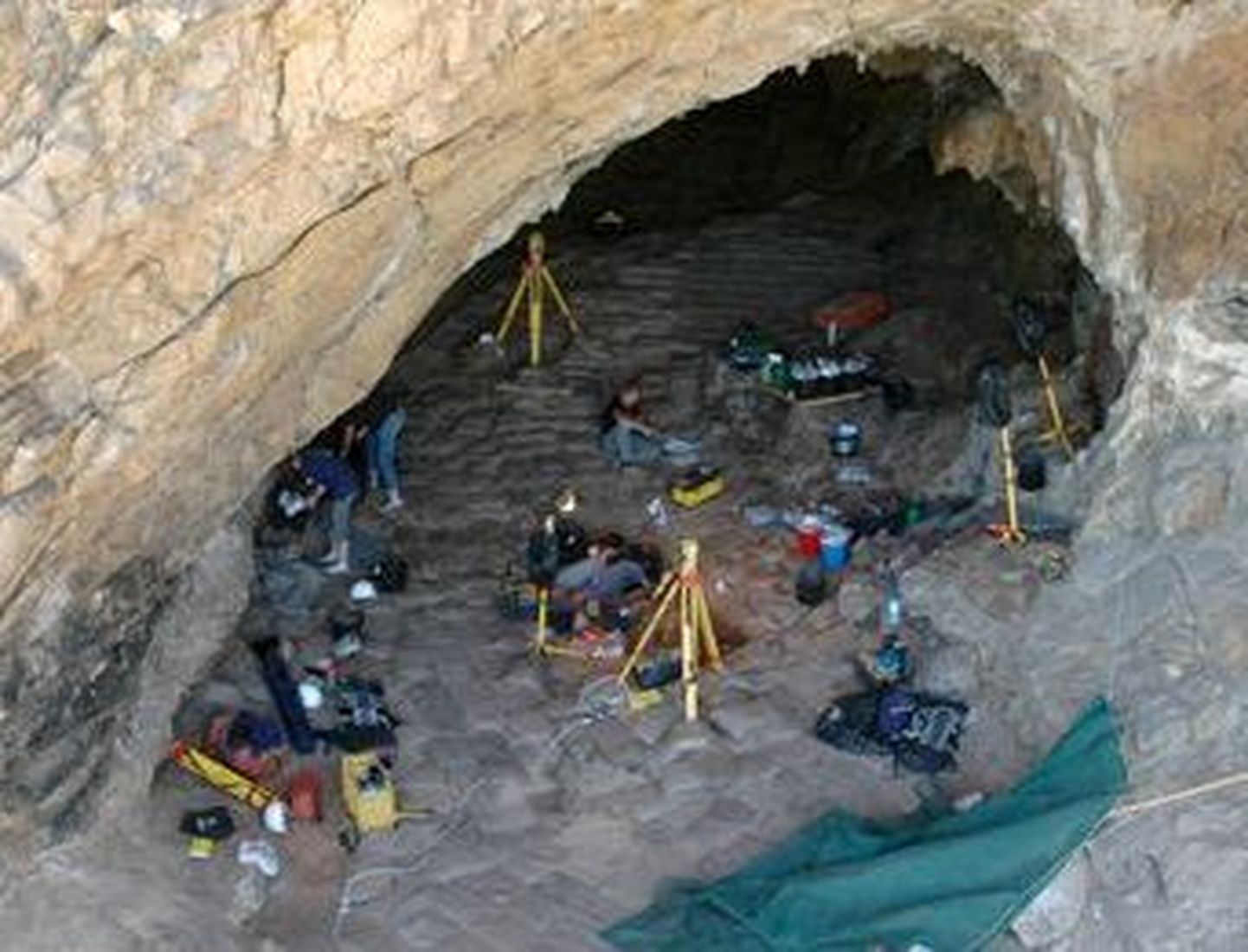 Väike grupp varajasi inimesi jäi ellu tänu «Eedeni aiale». Fotol Pinnacle Pointis asuvate koobaste uurimine