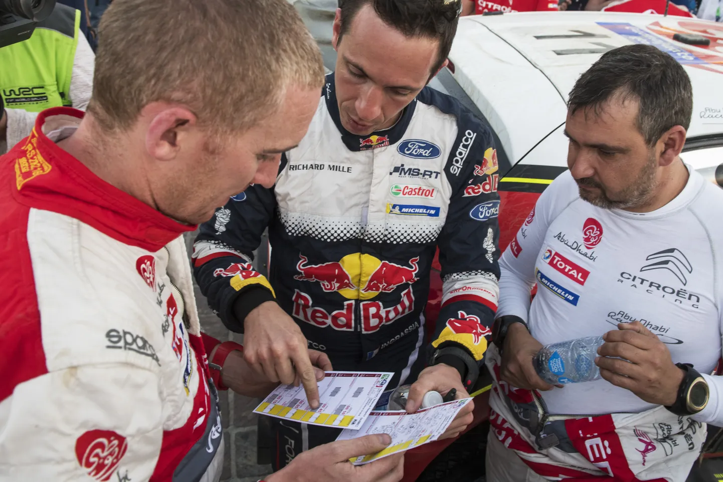 Paul Nagle (vasakul) vestleb Julien Ingrassia ja Daniel Elenaga.