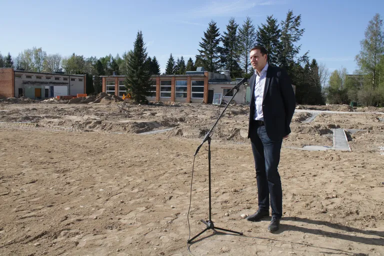 Uue koolimaja projekteerib arhitekt Kalle Vellevoog. Vanast koolimajast jäävad alles vaid võimla ja aula.
