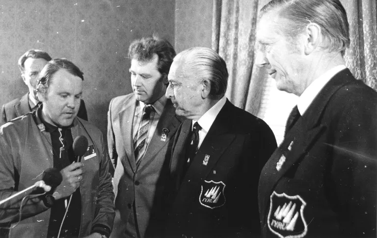 Toomas Uba Tallinna olümpiaregati aegu rahvusvahelise purjetamisliidu IYRU juhte intervjueerimas (1980).