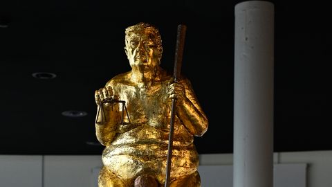 «Oranž nuhtlus» Euroopa Parlamendis: Taani kunstnik kujutab Trumpi maailma turjale roninud koormana