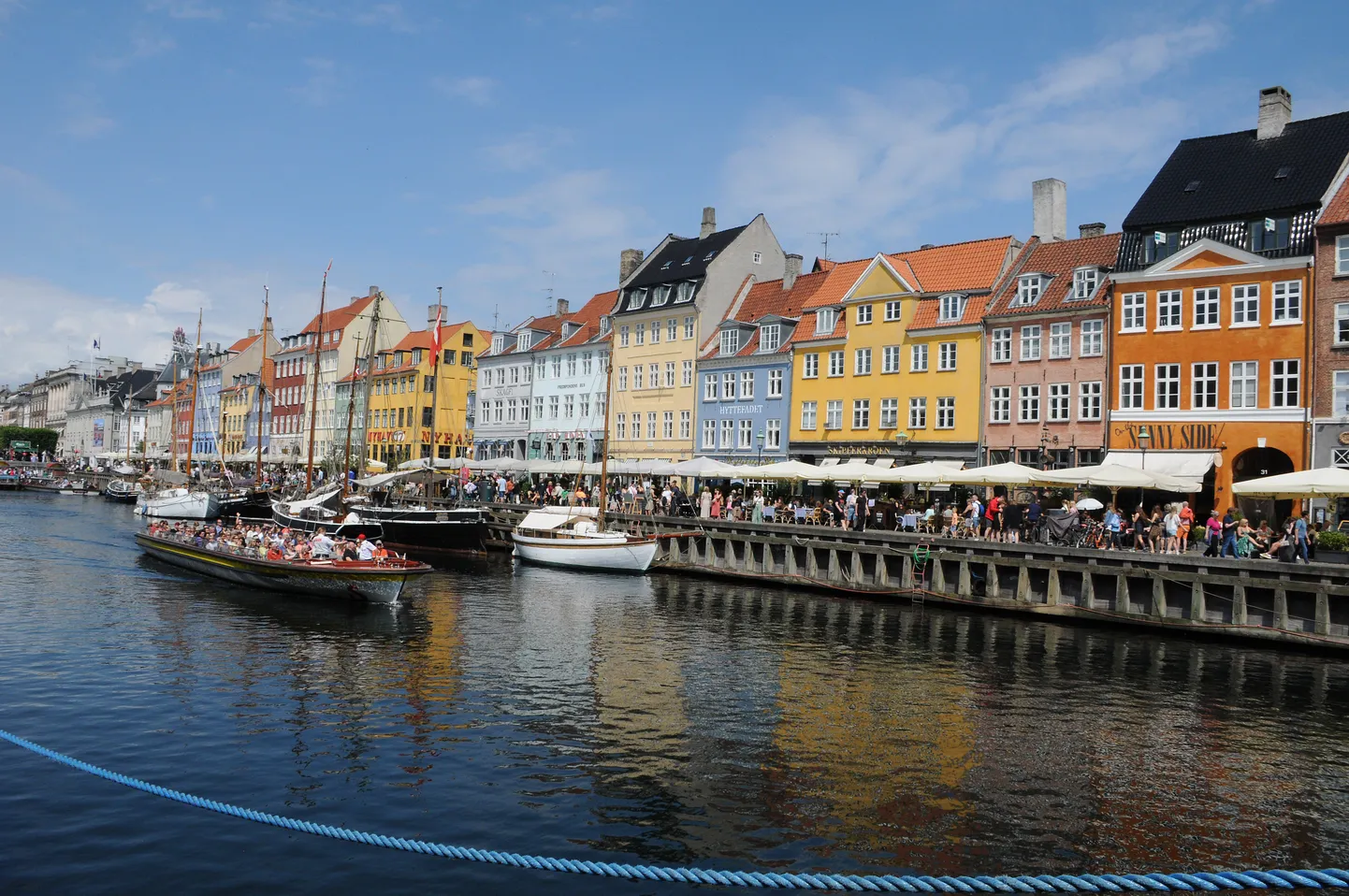 Lõbusõidupaat veab Kopenhaagenis Nyhavni kanalil turiste.