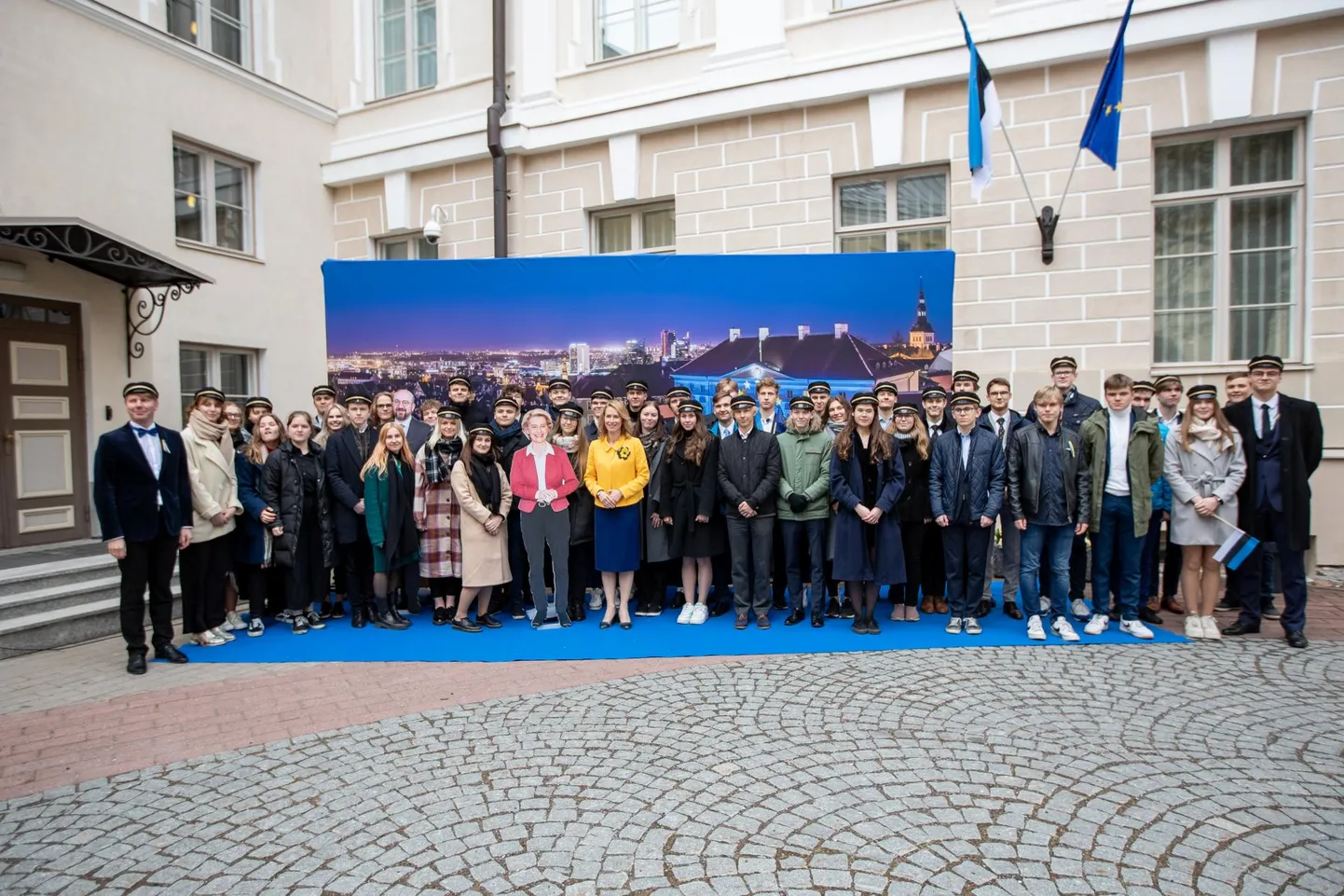 Peaminister Kaja Kallas kutsus ühispildistamisele kõiki 18-aastaseid noori, et sel viisil märkida Eesti ELiga liitumise 18. aastapäeva. Fotol on peaminister koos Tallinna reaalkooli 138. lennuga.
