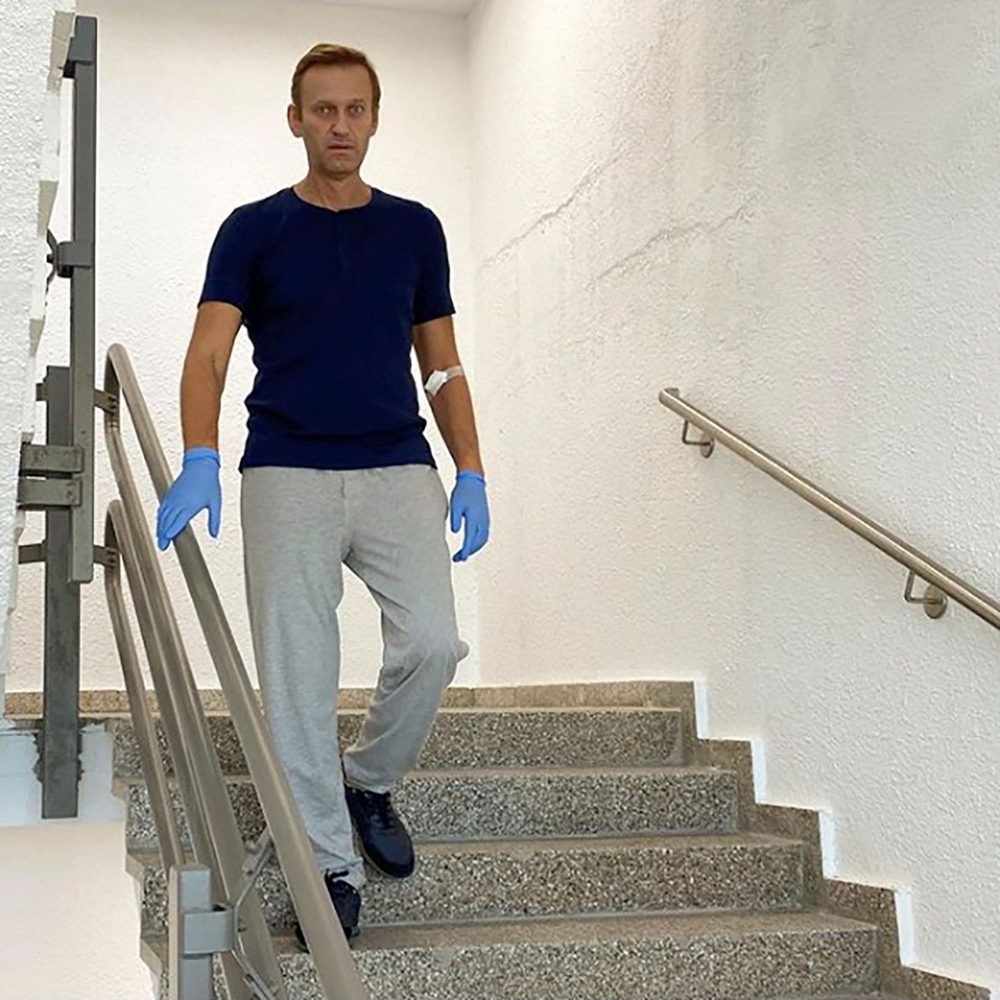 Sotsiaalmeedias avaldatud kuupäevata pilt Venemaa opositsioonipoliitik Aleksei Navalnõist Saksamaal Berliinis Charite haiglas trepist laskumas (19. september 2020).