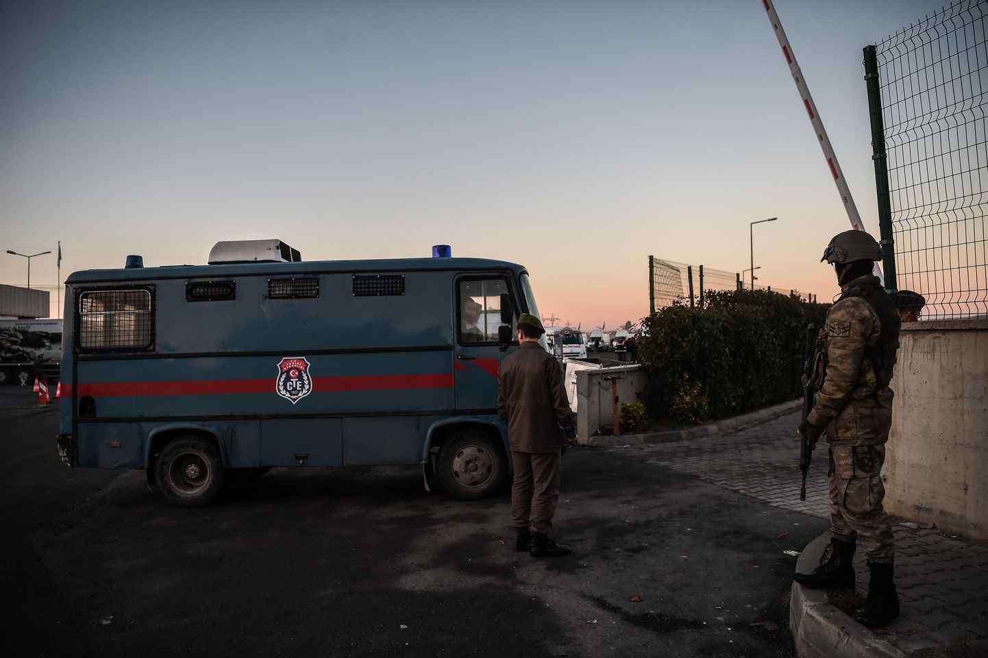 Türgi eriväelased valvamas vangide transporti kohtuhoonesse.