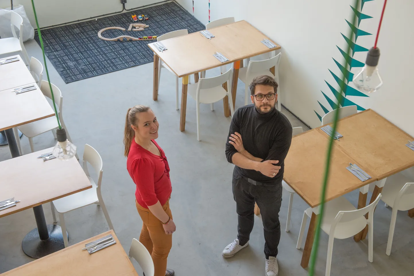 Trikster 
Tihase 
perenaine Triin Fedotova ja üks 
omanikke 
Mirko Traks plaanivad vastavatud toidukoha 
sisustust ja menüüd sammsammult edasi arendada.