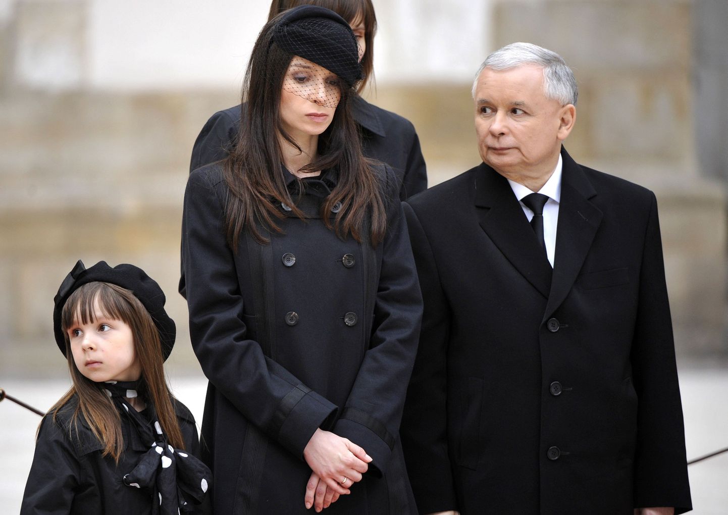 Lech Kaczyński tütar Marta Kaczyńska (keskel), tütretütar Ewa (keskel) ja hukkunud presidendi kaksikvend Jarosław Kaczyński.
