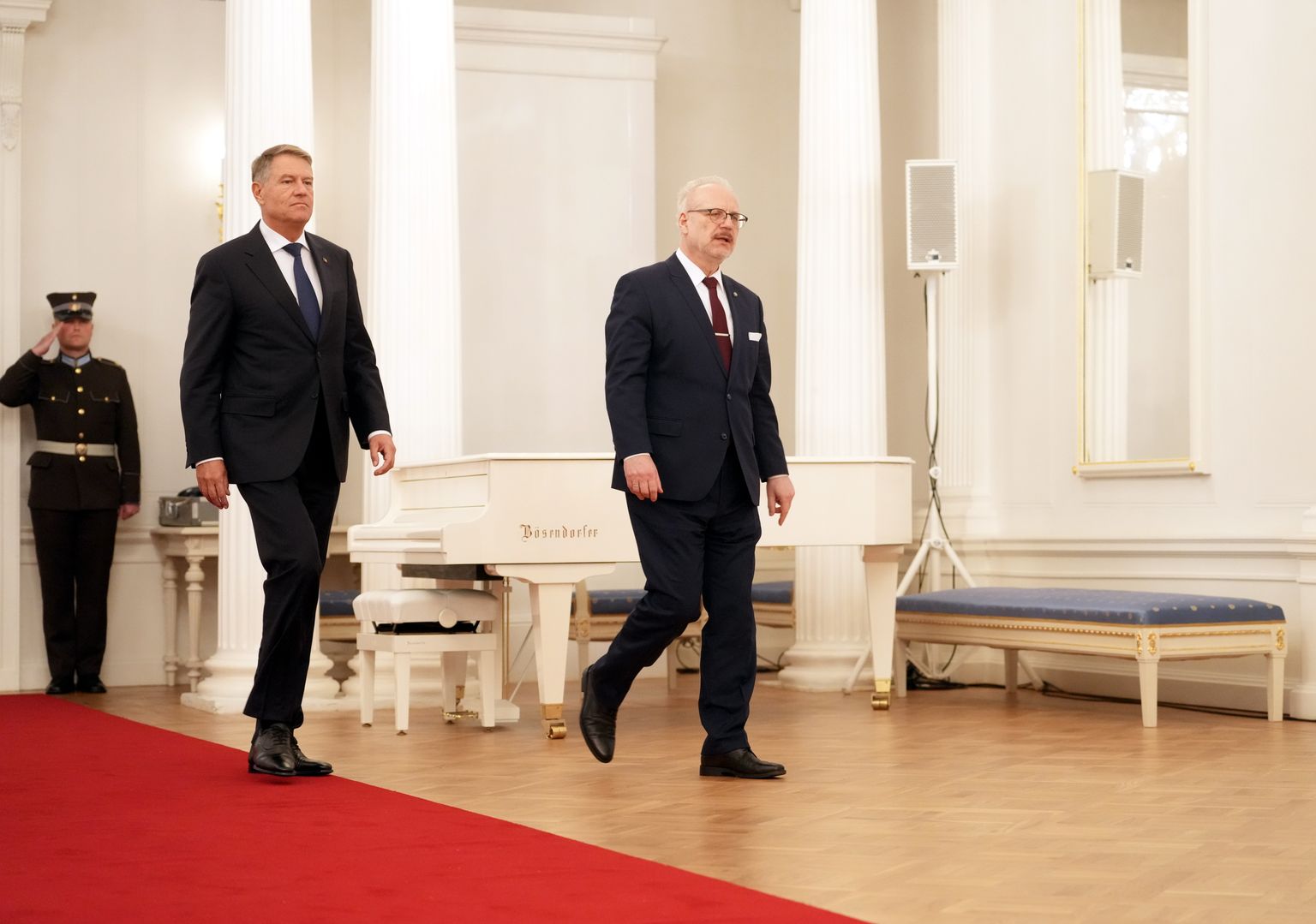 Valsts prezidents Egils Levits (no labās) un Rumānijas prezidents Klauss Verners Johanniss ierodas uz kopīgo preses konferenci Rīgas pilī.