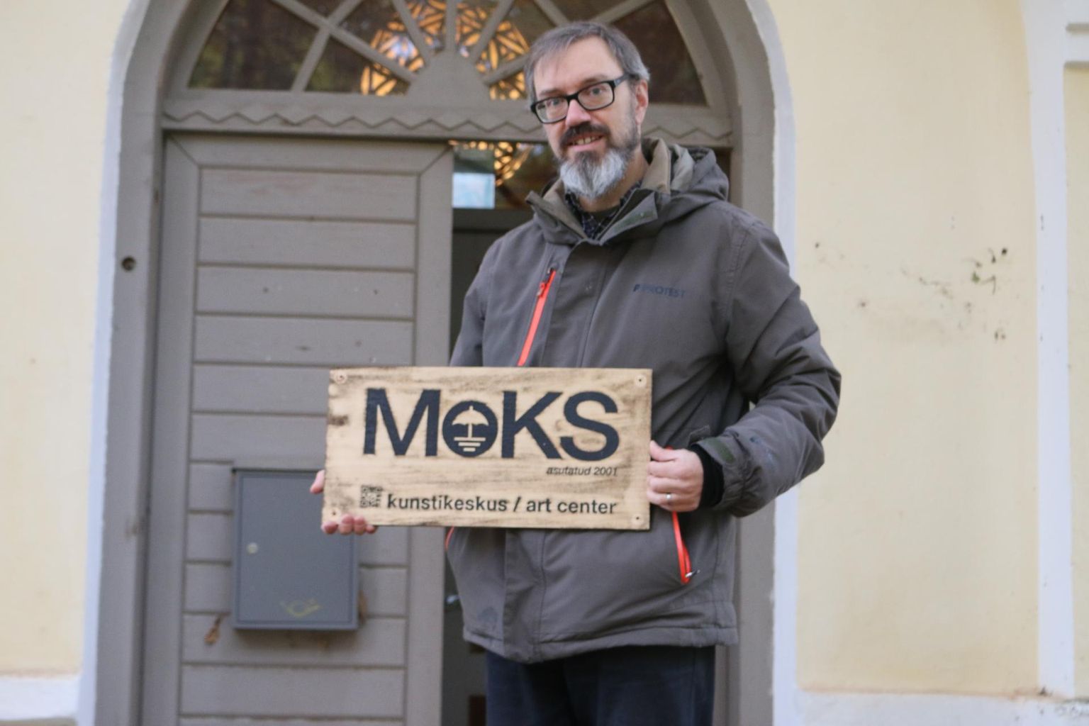John Grzinich rääkis, et MoKS sulges küll loomeinimeste residentsi Mooste mõisas, kuid MTÜ ise jätkab siiski tegutsemist.