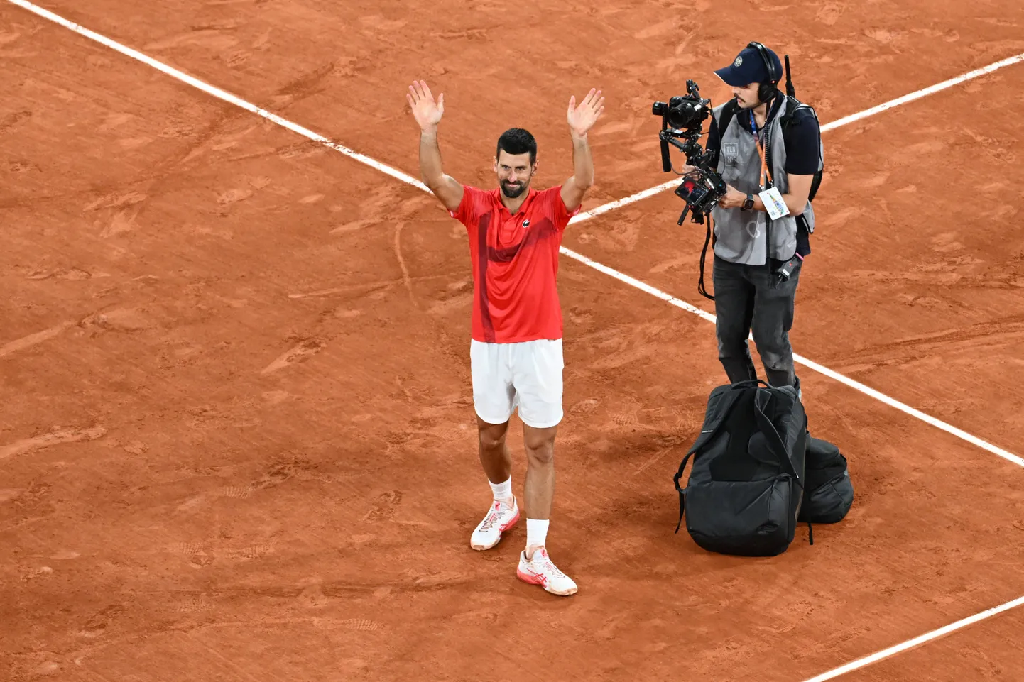 Novak Djokovic lehvitab väljakult lahkudes publikule.