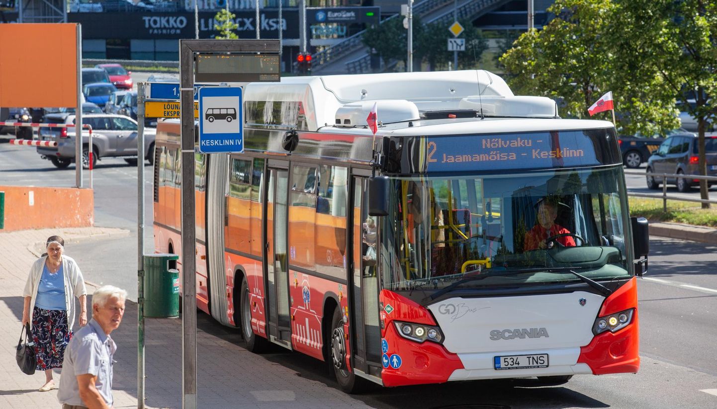 Tartu linnavalitsus kutsub sõidukijuhte üles jätma parempoolne sõidurada bussidele.