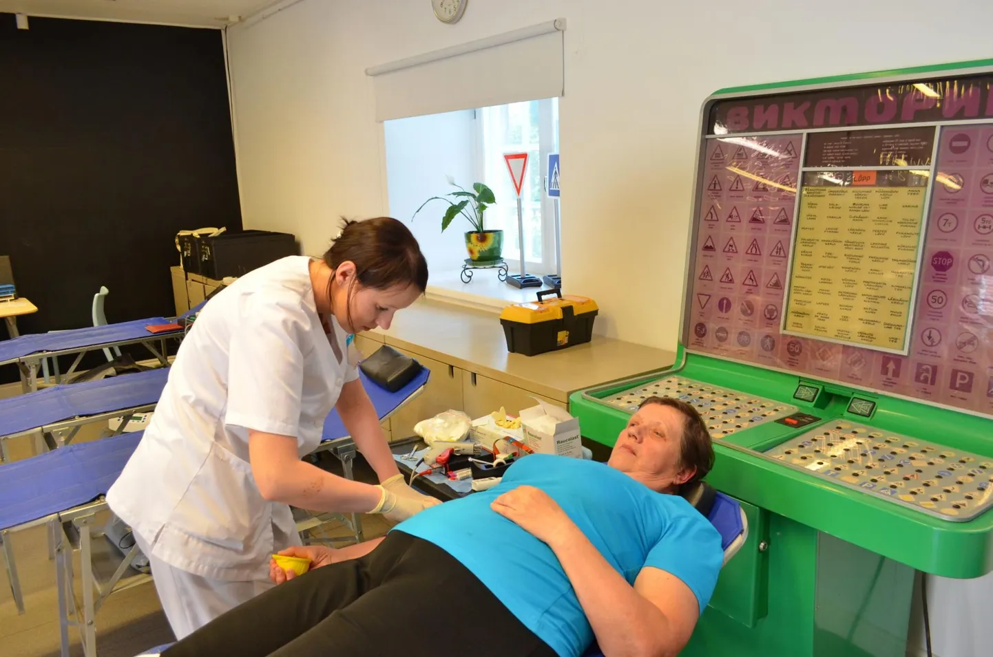Sirje Tammsalu maanteemuuseumi perepäeval verd andmas.