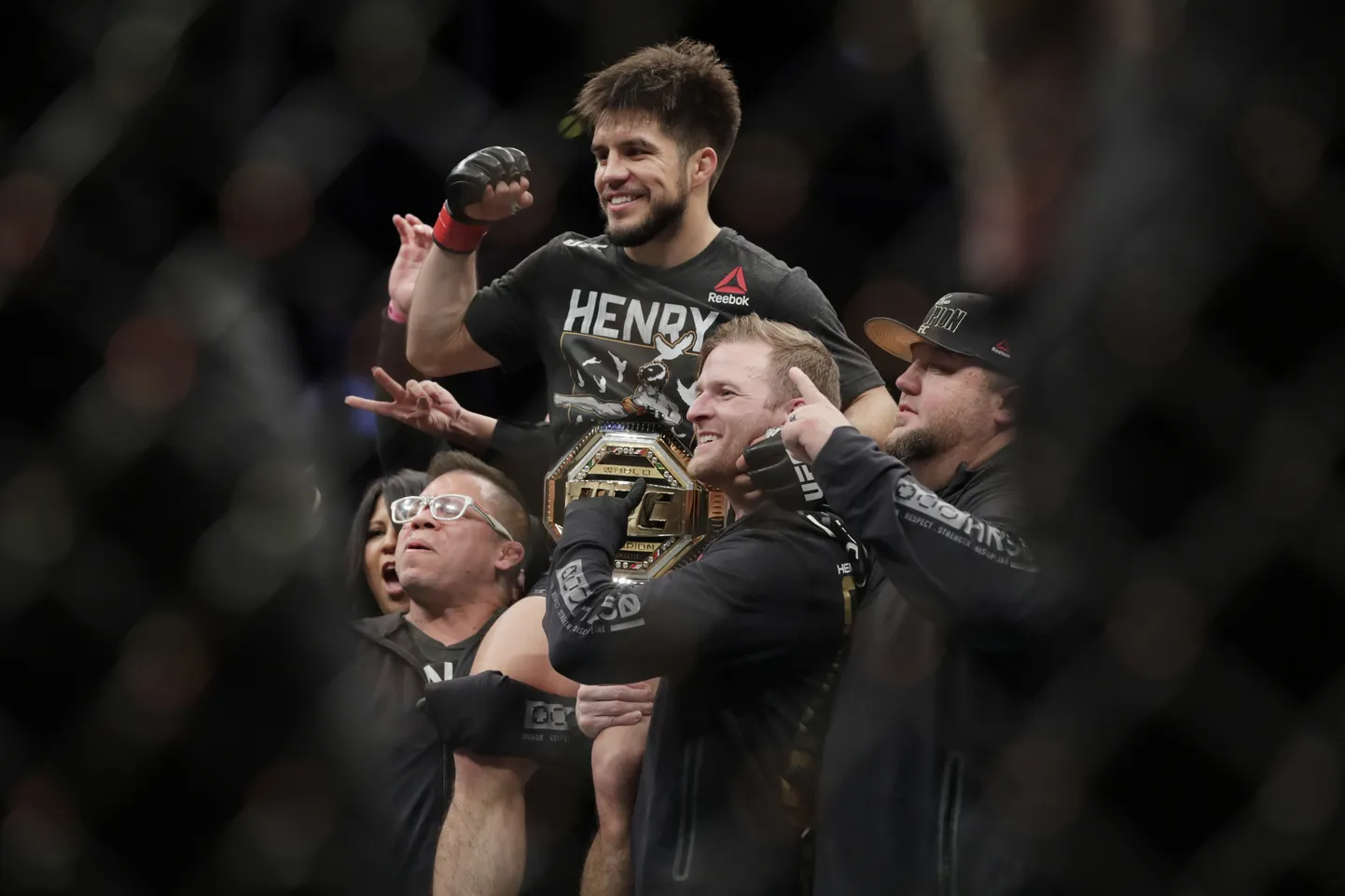 Henry Cejudo istub nüüdseks oma endise treeneri Eric Albarracini (prillidega) õlgadel.