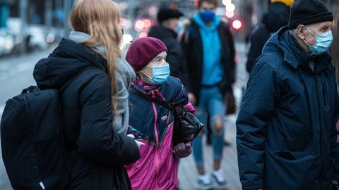 Maskidega inimesed tänavatel ja ühistranspordis. Foto on illustratiivne. Maskidega inimesed tänavatel ja ühistranspordis. Foto on illustratiivne.