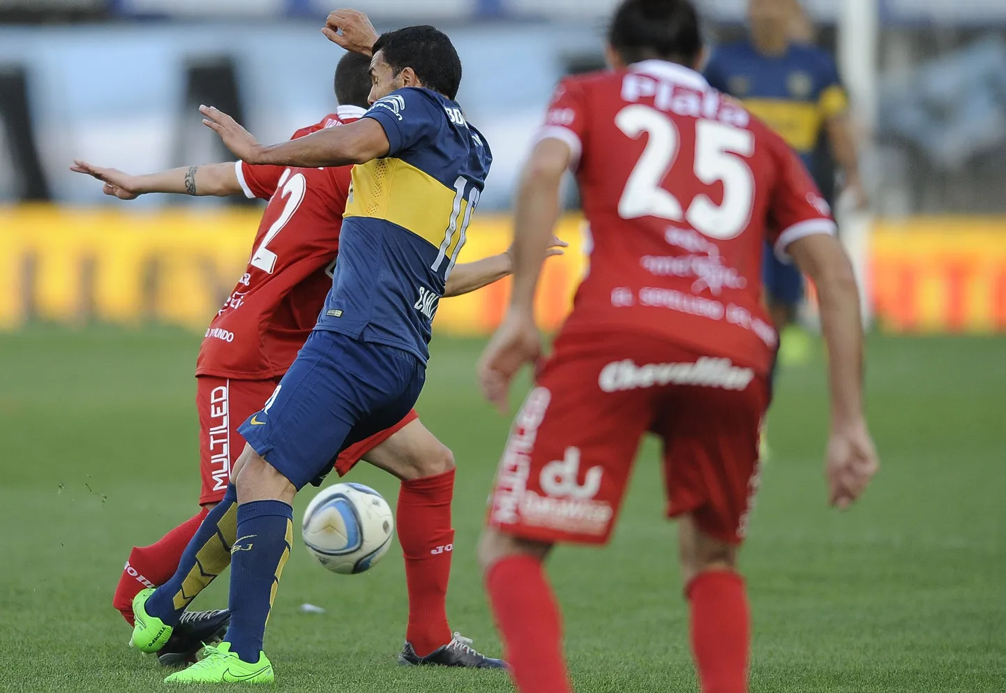 Carlos Tevez (keskel) on murdnud Ezequiel Ham'i (vasakul) jalaluu.