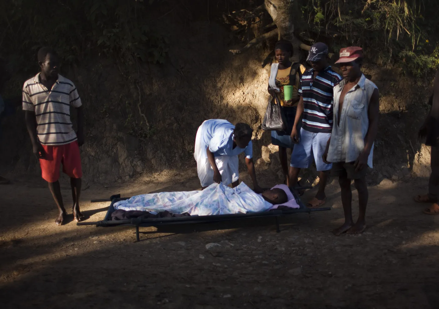 Из-за холеры на Гаити началась охота на ведьм. На фото - зарезанный человек.