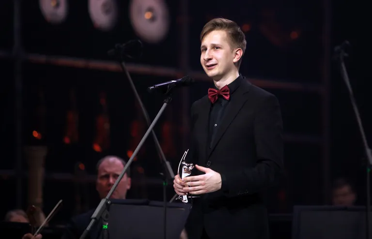 Saksofonists Aigars Raumanis ar saņemto "Lielās mūzikas balvu 2019" kategorijā "Gada jaunais mākslinieks" svinīgajā balvu pasniegšanas ceremonijā Latvijas Nacionālajā operā un baletā.
