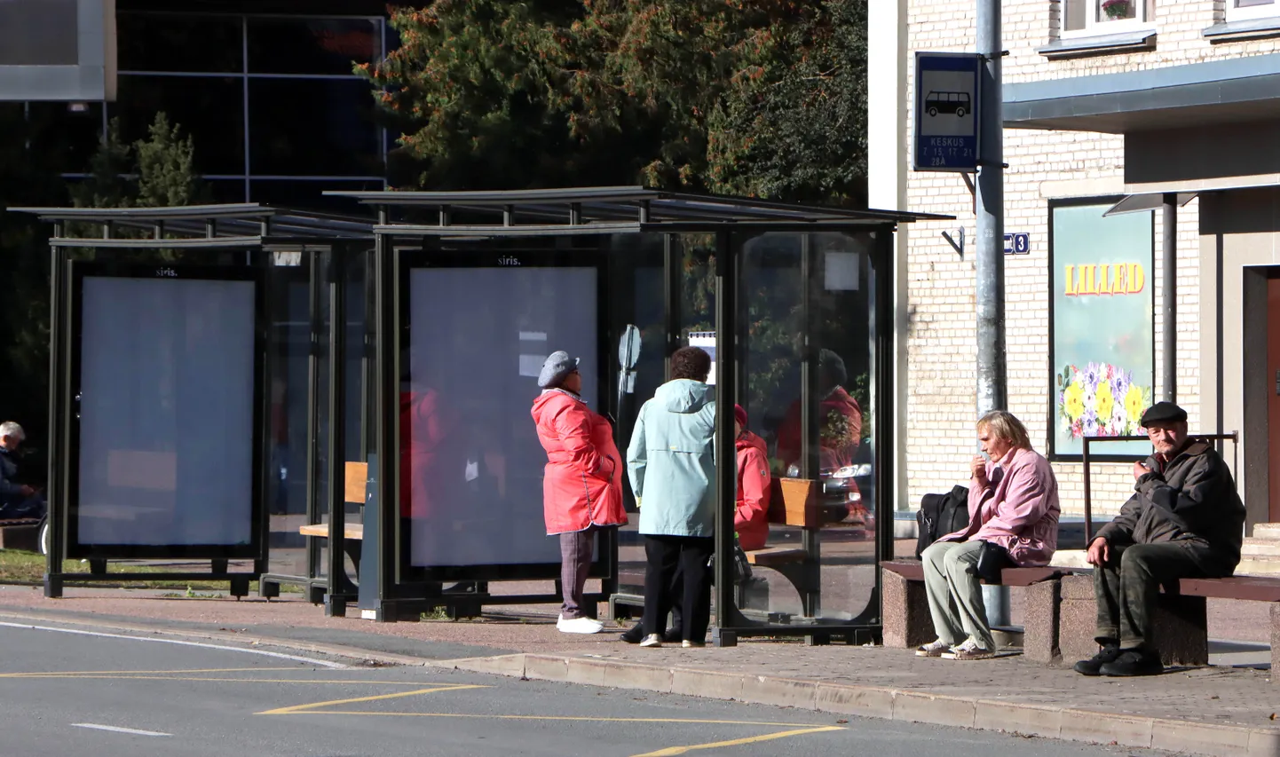 Praegu on Jõhvi bussipeatustes ühistranspordiinfo vaid osaliselt paberile trükituna. Kahe aasta pärast peaks siia ilmuma valgustablood, kus on muu hulgas olemas info näiteks kaugliinibusside kohta. Uued tablood ning osaliselt ka uued bussiootepaviljonid peaksid ilmuma veel Narva, Kohtla-Järvele ja Sillamäele.