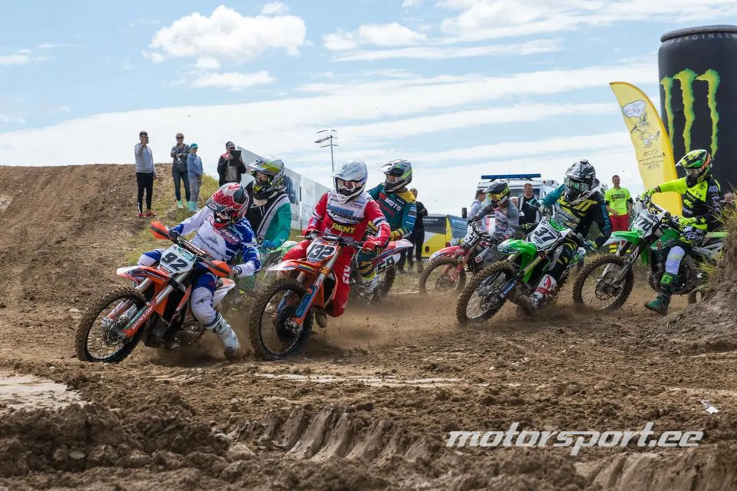 Krossiässad sööstavad lennuvälja motopargi rajale.