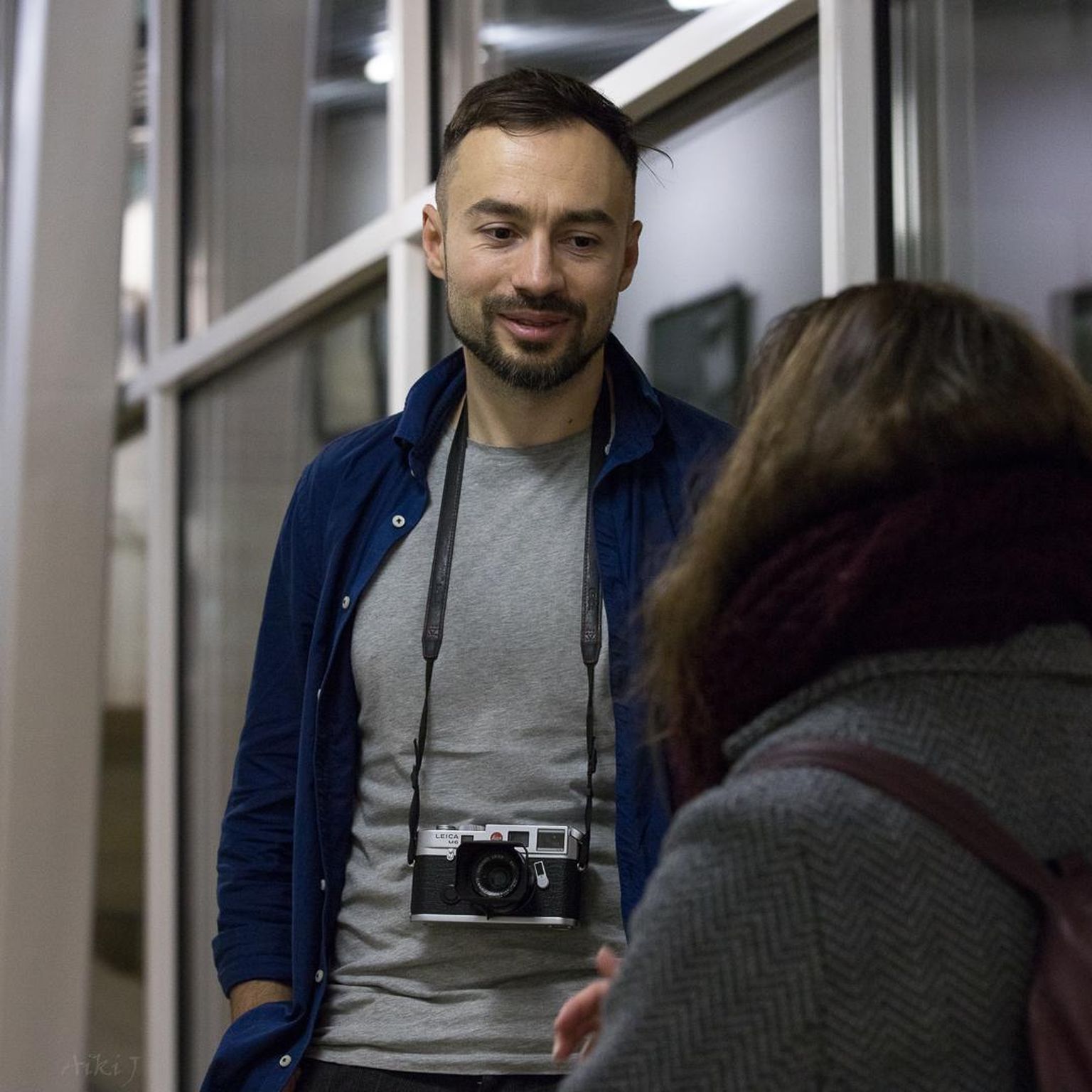 Eestis elav Ukraina päritolu dokumentaal- ja tänavafotograaf Andrii Mur jagab Pärnu keskraamatukogus avatud näitusel kaameraga tabatud vaikseid võluvaid hetki, et lülitada tähelepanu infotulvast ehedale kogemusele.