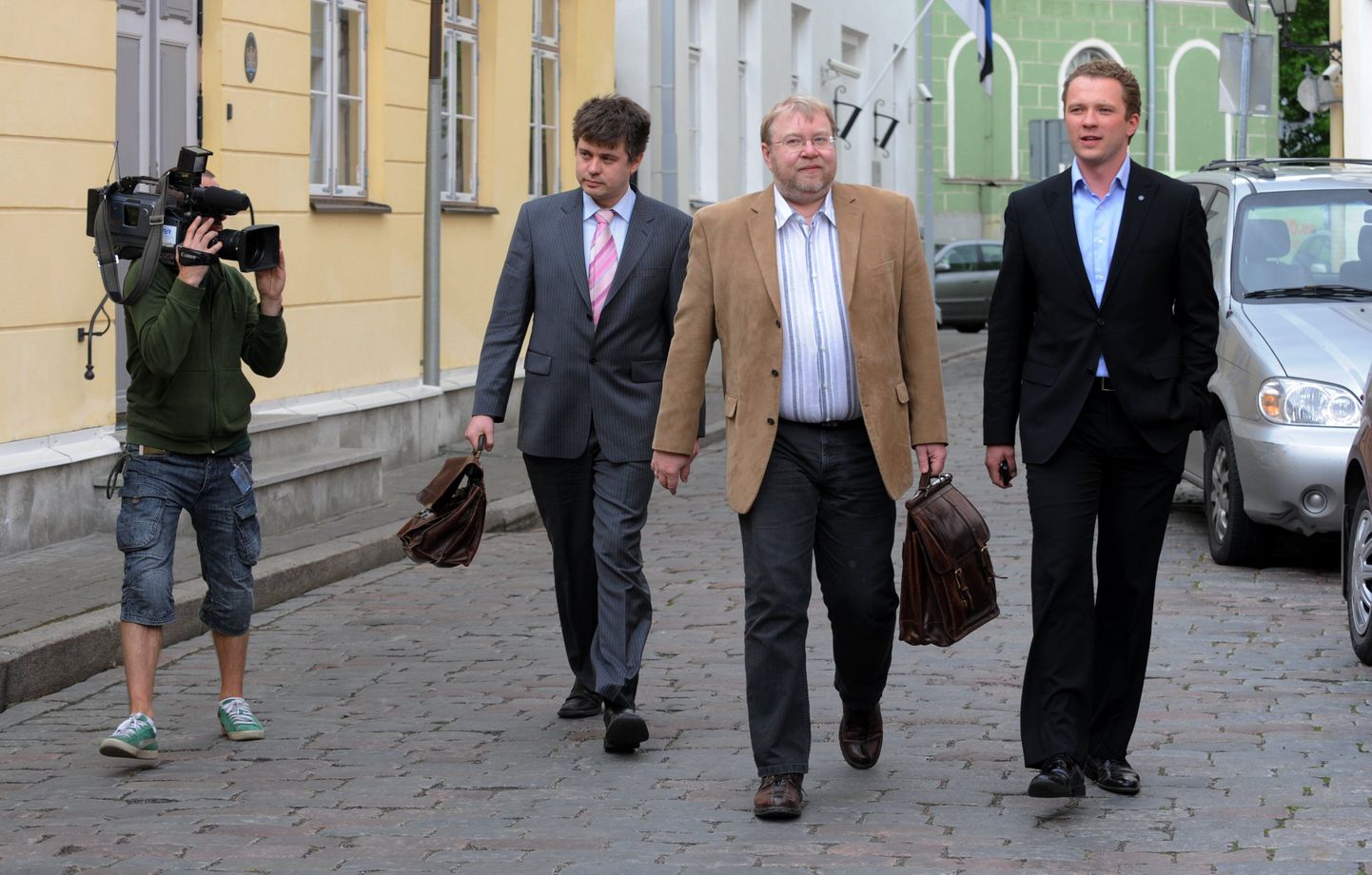 IRLi juhtfiguurid Urmas Reinsalu, Mart Laar ja Margus Tsahkna sammumas koalitsiooniläbirääkimistele. Aasta oli siis 2009.