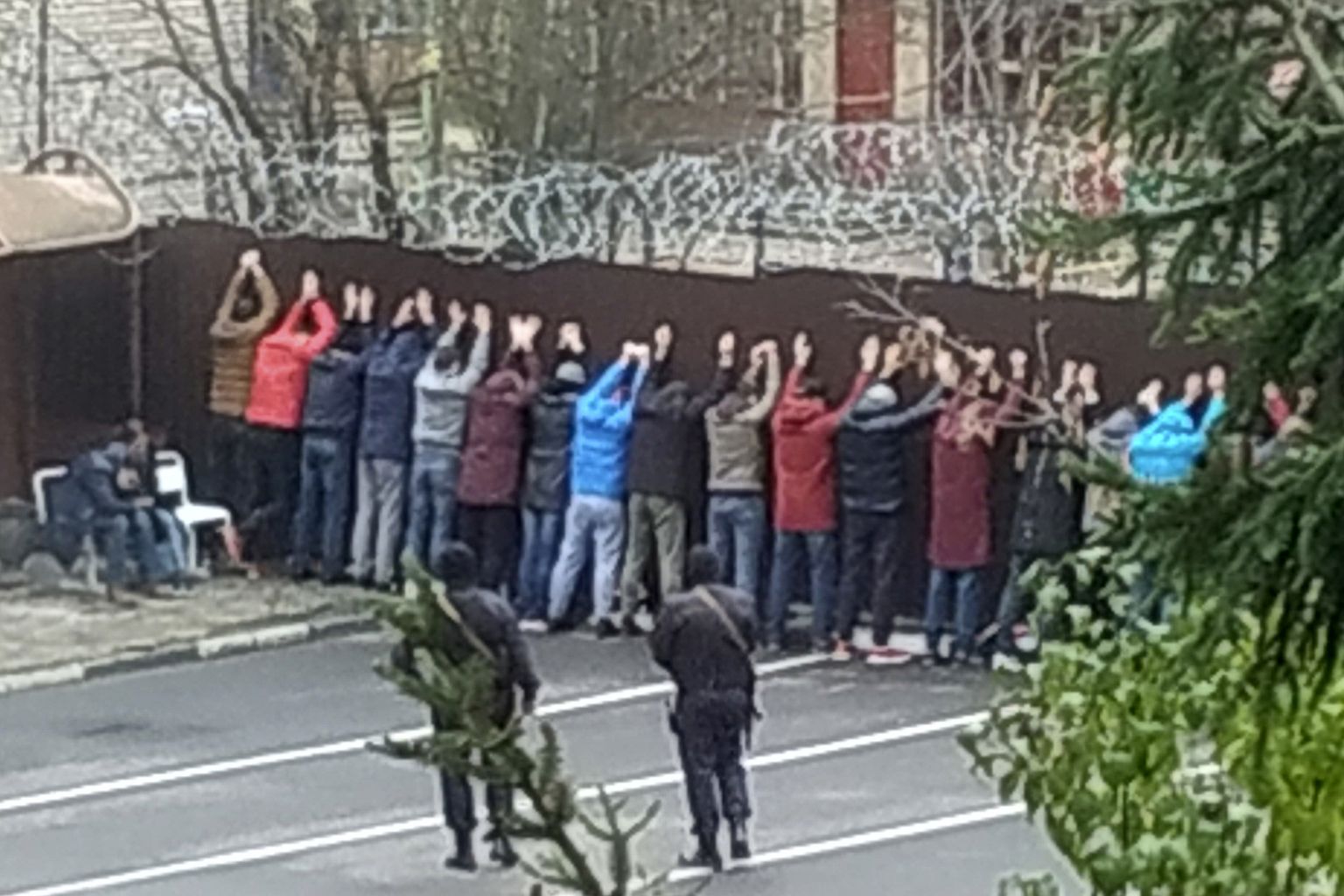 Baltkrievijas policijas aizturētie protestētāji Minskā.