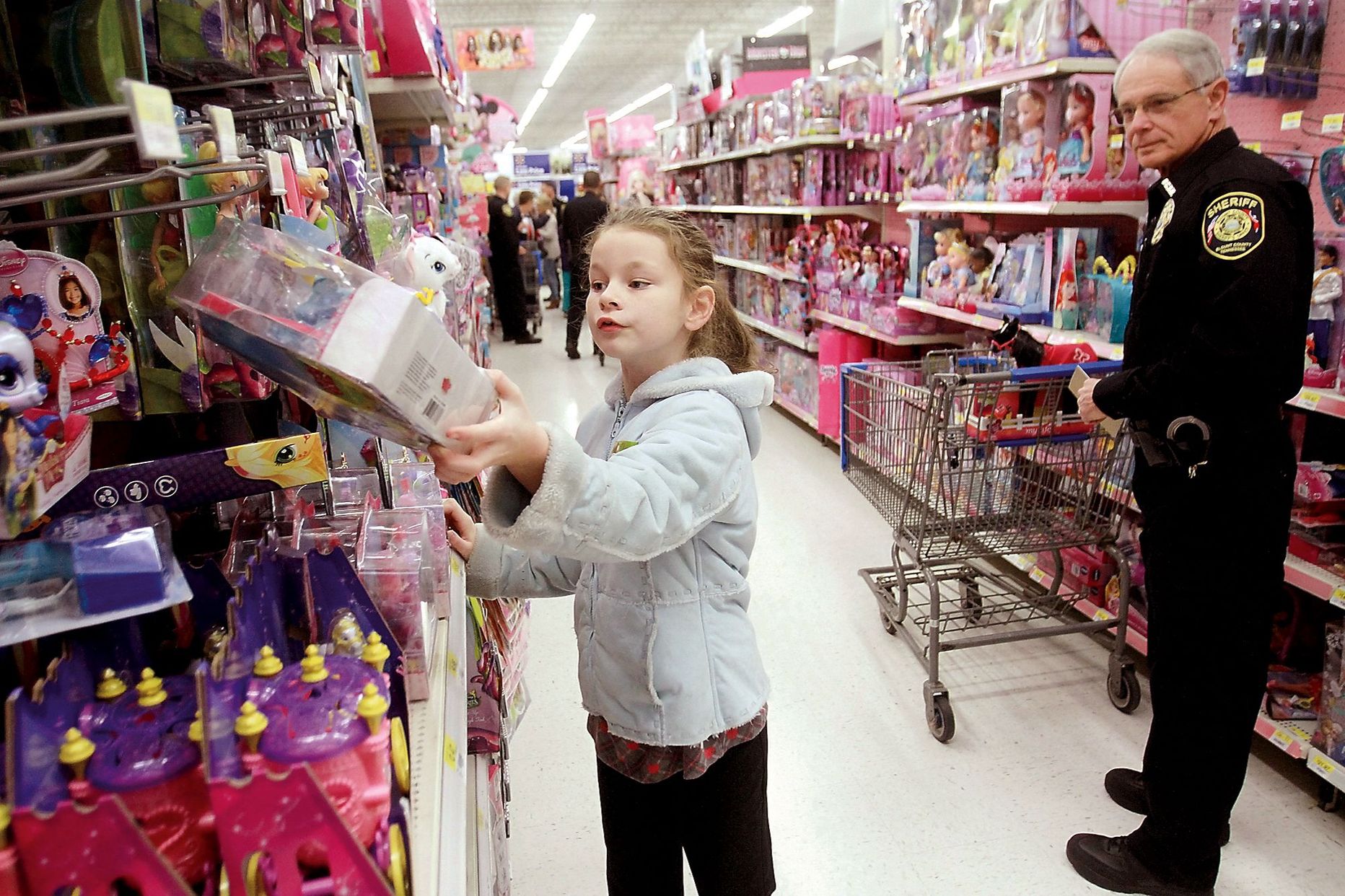 8-aastane Olivia uurib Walmarti mänguasjade riiulit Tennessees, USAs.