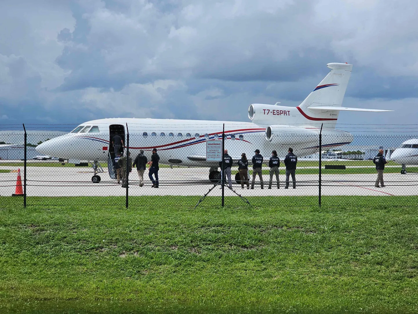 Частный самолет президента Венесуэлы Dassault Falcon 900EX во Флориде после того, как его конфисковали правоохранительные органы США.