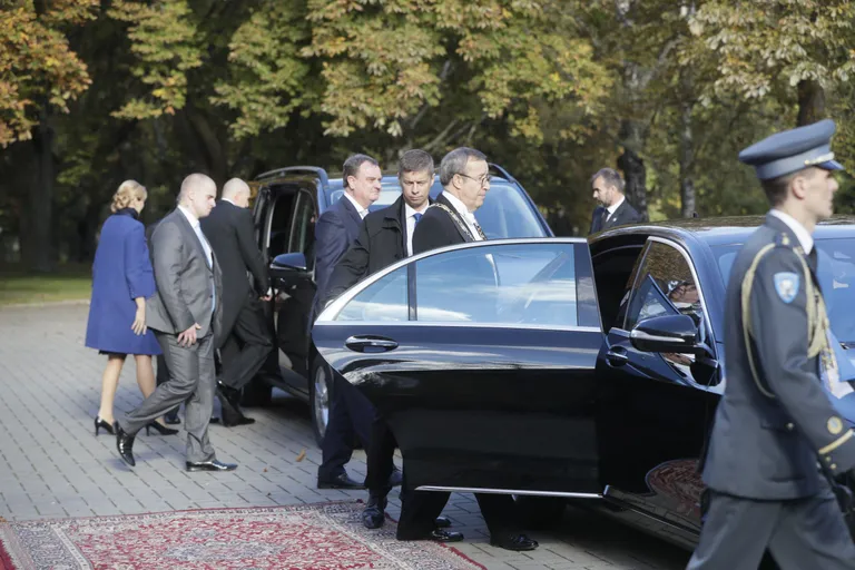 10 aastat presidendiametit pidanud Toomas Hendrik Ilves annab täna ameti üle Kersti Kaljulaidile.
