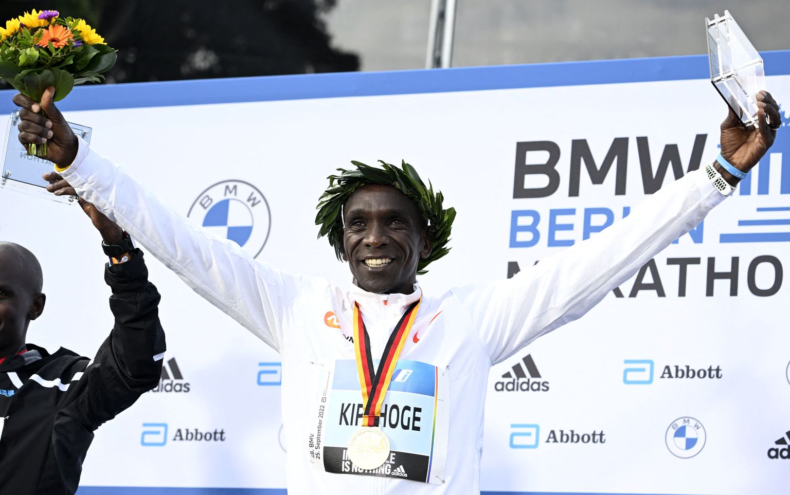Kenijas skrējējs Eliuds Kipčoge svētdien, 25. septembrī, triumfē Berlīnes maratonā