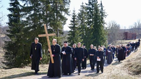 GALERII, VIDEO ⟩ Vaikse nädala ristitee tõi Vastseliinasse kirikute esindajaid üle kogu Eesti
