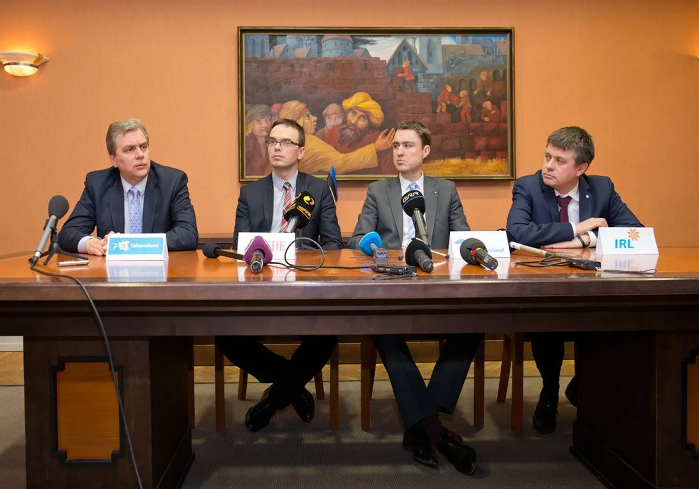 Участники коалиционных переговоров (слева направо) Андрес Херкель (Свободная партия), Свен Миксер (Социал-демократическая партия), Таави Рыйвас (Партия реформ) и Урмас Рейнсалу (IRL) сегодня продолжат консультации.