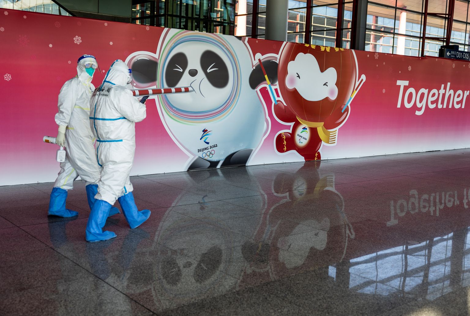 Hiinas saabudes tervitasid lisaks olümpia ja paraolümpia maskottidele ka kaitseülikonnas kohalikud, keda omakeskis saab lühendatult skafandriteks kutsuda.