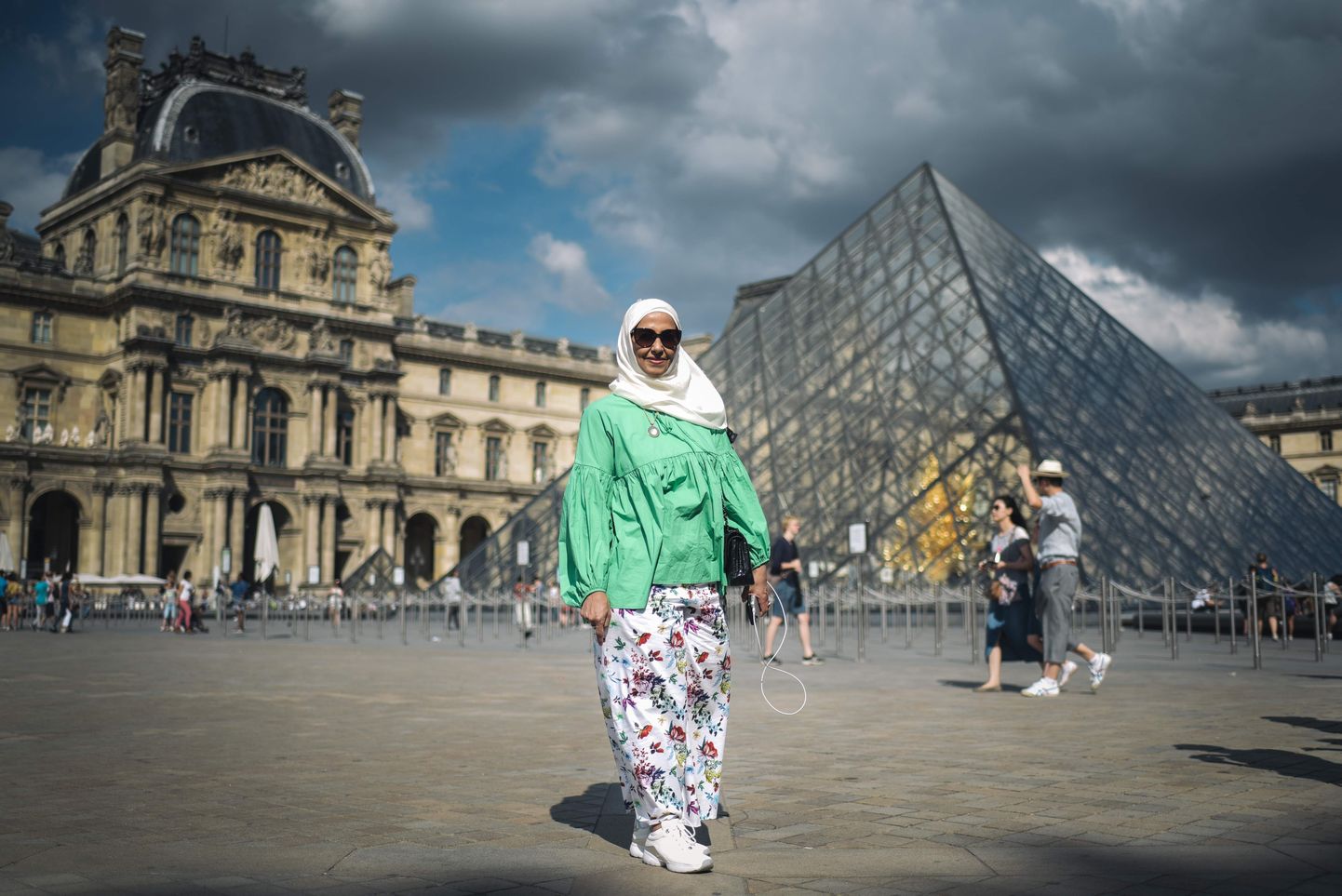 Туристка из ОАЭ в Париже