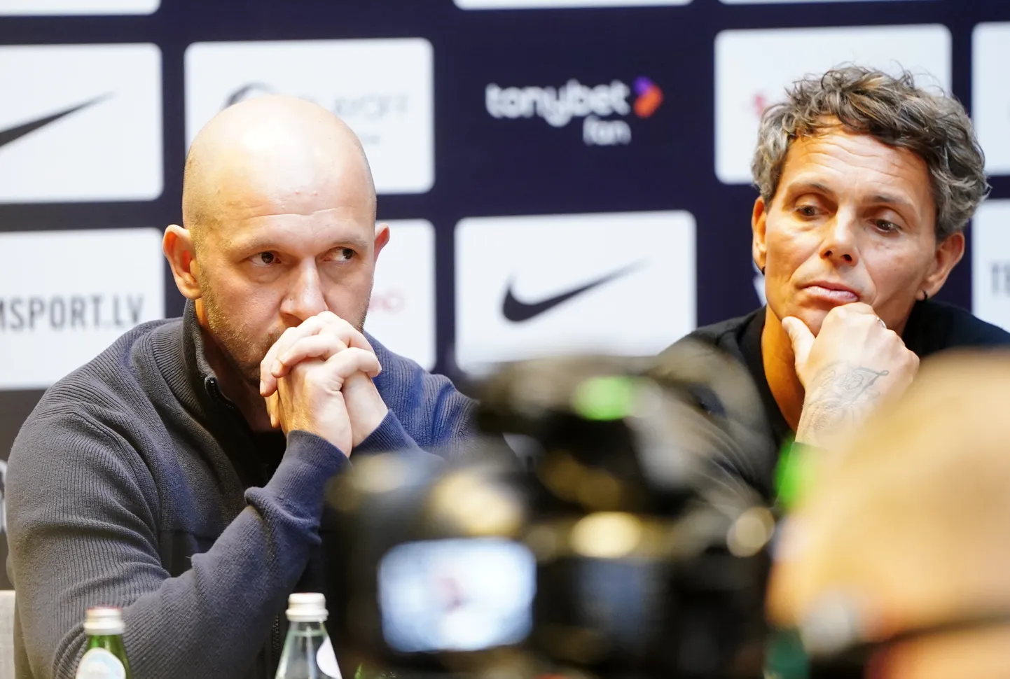 RFS galvenais treneris Viktors Morozs (no kreisās) un "Riga FC" galvenais treneris Simo Valakari