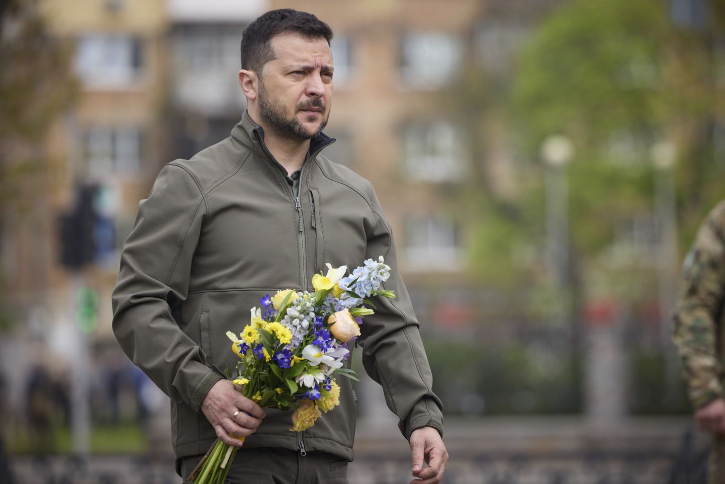 Ukrainia president Volodõmõr Zelenskõi Tšornobõli avarii aastapäeva memoriaalile lilli asetamas.