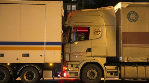 Фото и видео: в Таллинне столкнулись три грузовика и легковая машина