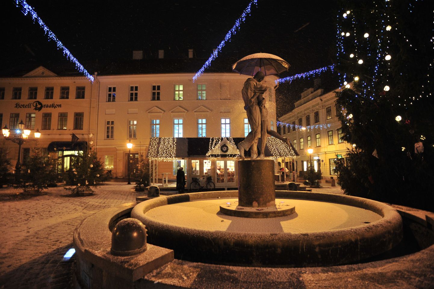 Jõulude puhul kaunistatud Tartu Raekoja plats.