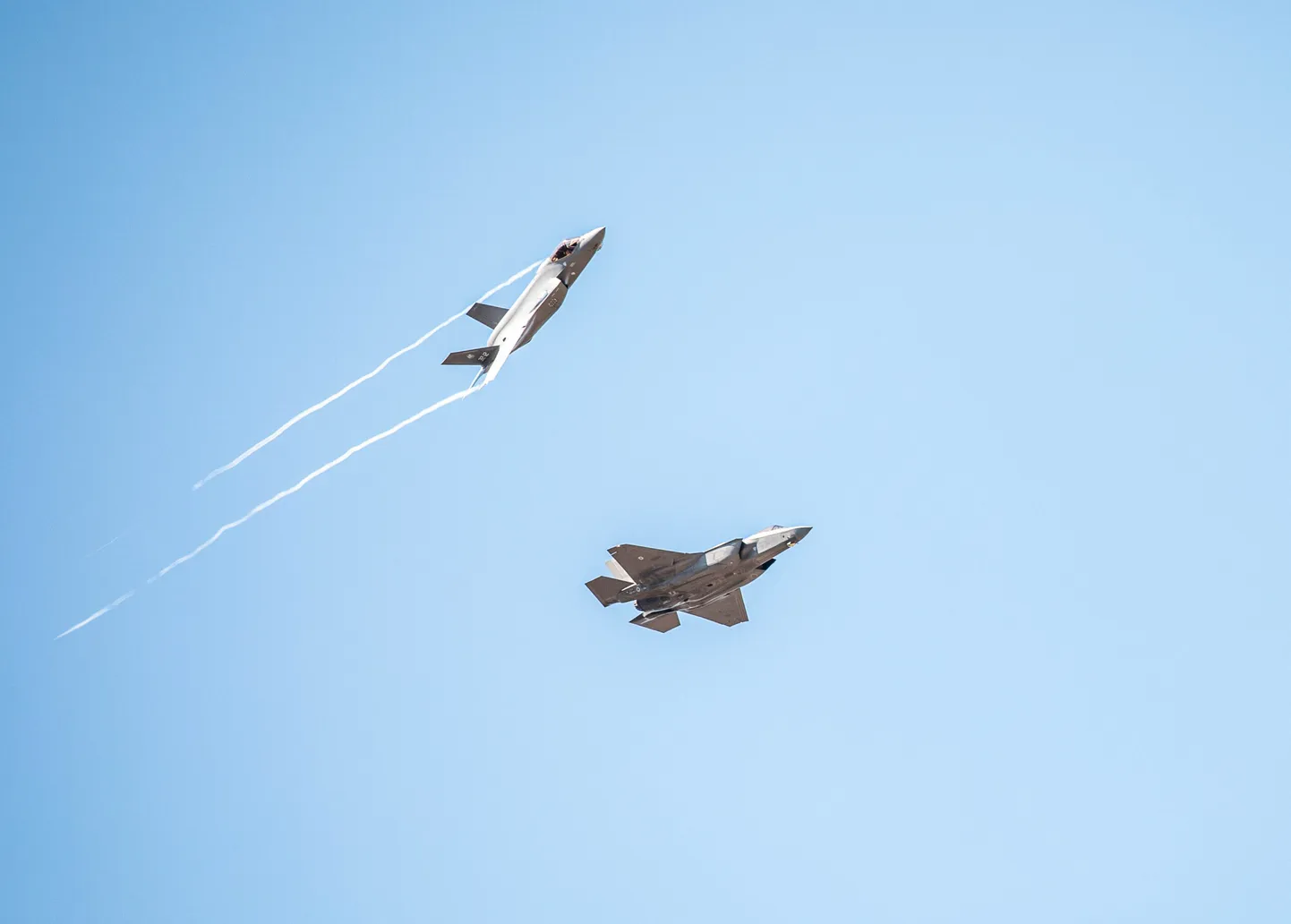Itaalia F-35 hävitajad Ämari kohal lendu tegemas.