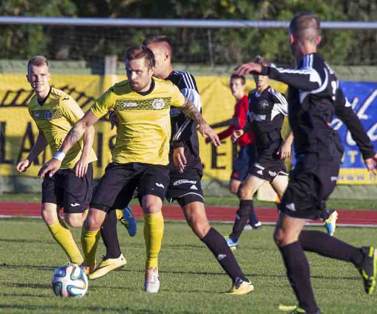 Viljandi jalgpalliklubi Tulevik esindusmeeskond võitles möödunud reedel pealinnas peetud esiliigakohtumises välja viigipunkti Tallinna FC Levadia teise koosseisu vastu.