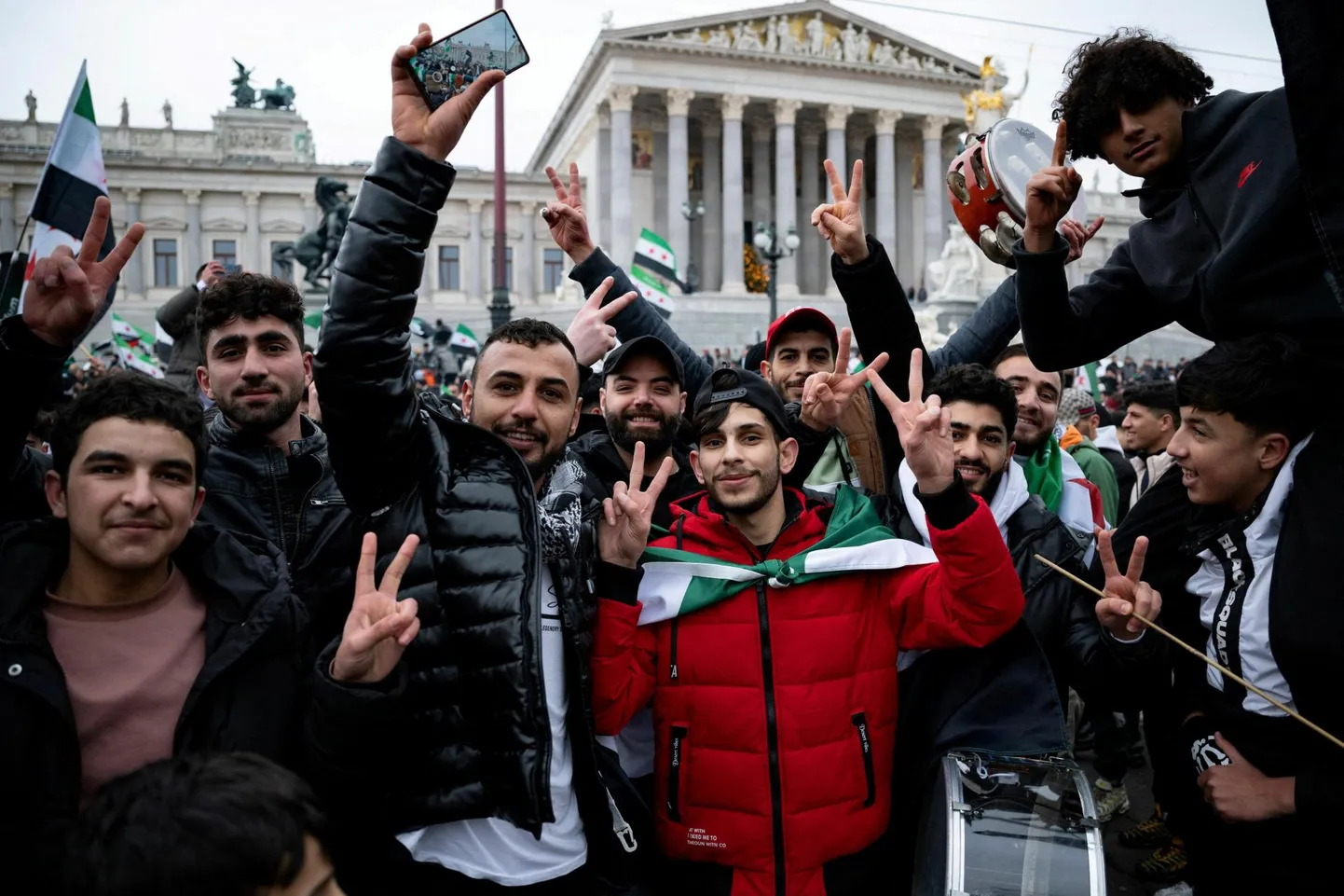 Austria pealinnas Viinis kogunesid parlamendihoone ette inimesed, kes tähistasid Bashar al-Assadi režiimi kukutamist Süürias.