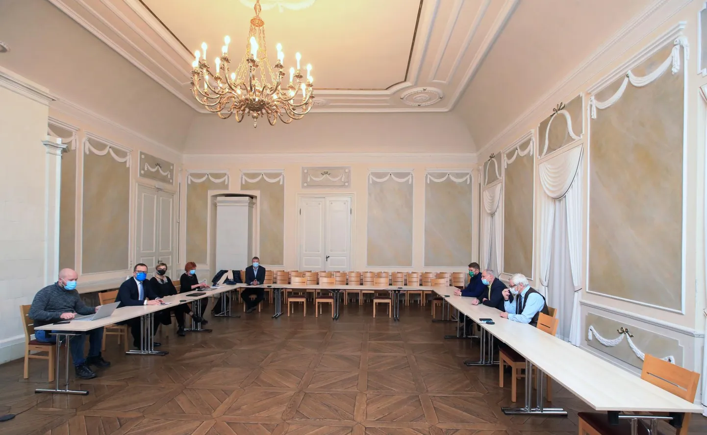 Tartu linnavalitsuse ja Tartu volikogu Keskerakonna fraktsiooni kohtumine raekoja saalis läinud nädalal, teemaks oli uus linnaeelarve. Pildil linnasekretär Jüri Mölder, Tartu linnapea Urmas Klaas, abilinnapea Gea Kangilaski, volikogu rahanduskomisjoni esimees Toomas Kapp ning keskerakondlased Artjom Suvorov, Jaan Toots ja Vladimir Šokman.